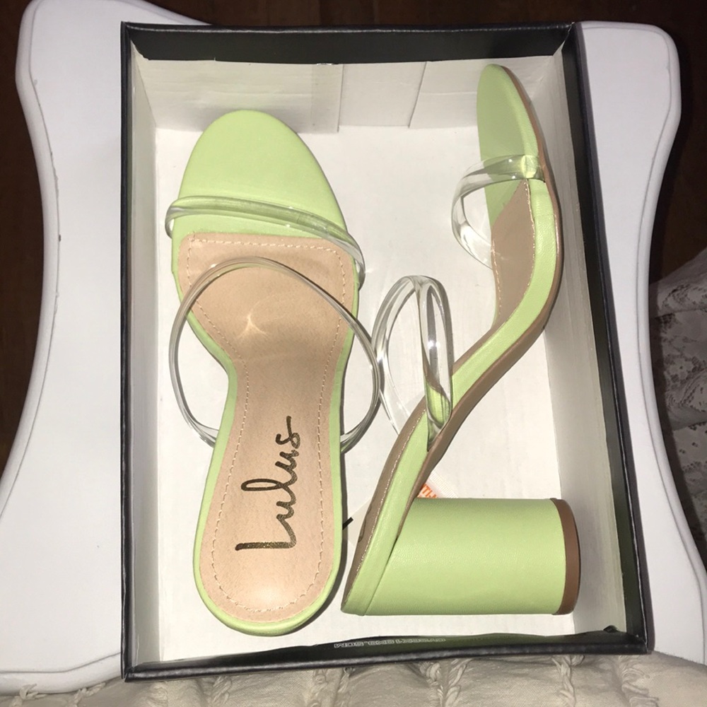 Adorable pistachio green summer sandals!!!!